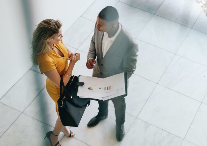 Professionnels expatriés en réunion dans entreprise francophone