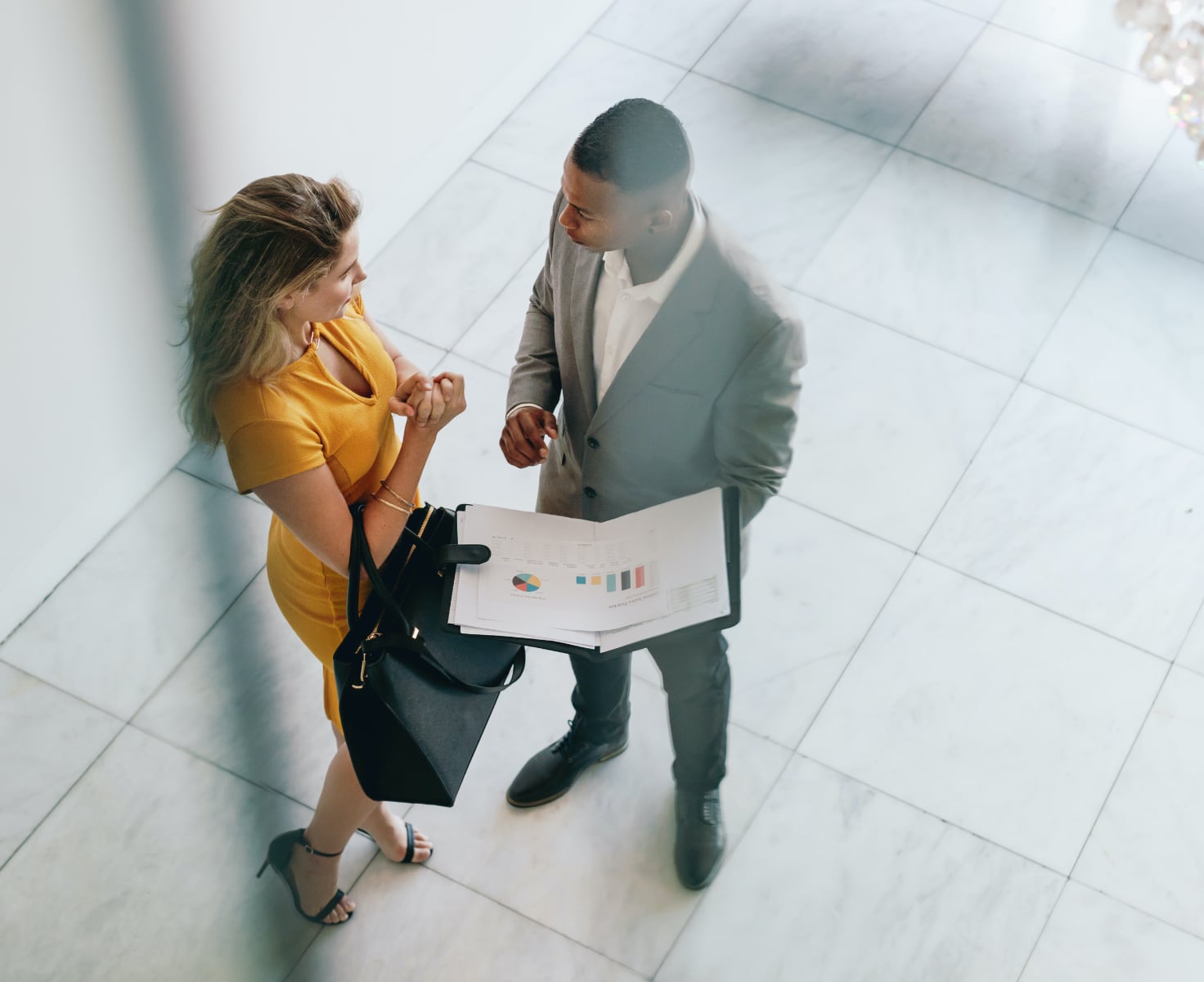 Professionnels expatriés en réunion dans entreprise francophone